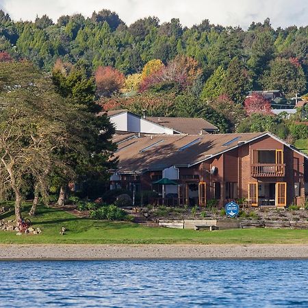 Cascades Lakefront Motel Taupo Luaran gambar Residential neighborhood on the shore of Lake Stevens