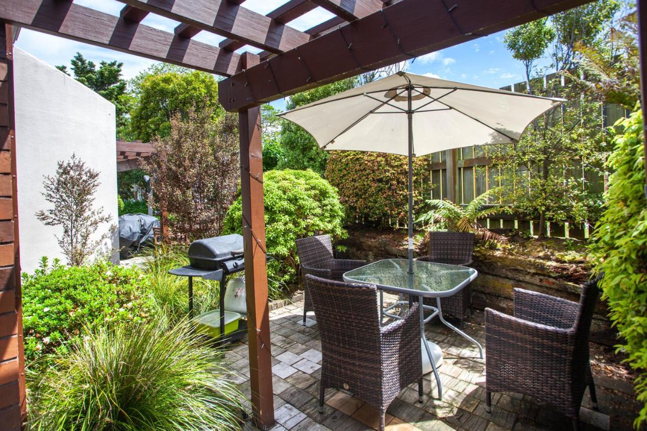 Cascades Lakefront Motel Taupo Luaran gambar A patio with a pergola