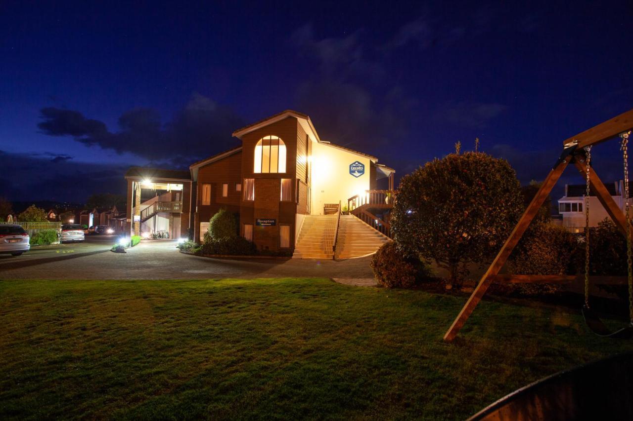 Cascades Lakefront Motel Taupo Luaran gambar The church at night