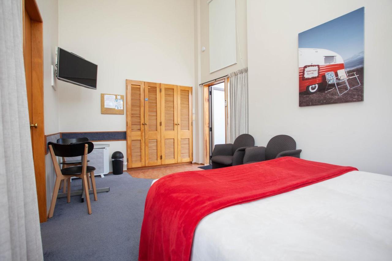 Cascades Lakefront Motel Taupo Luaran gambar A typical studio apartment