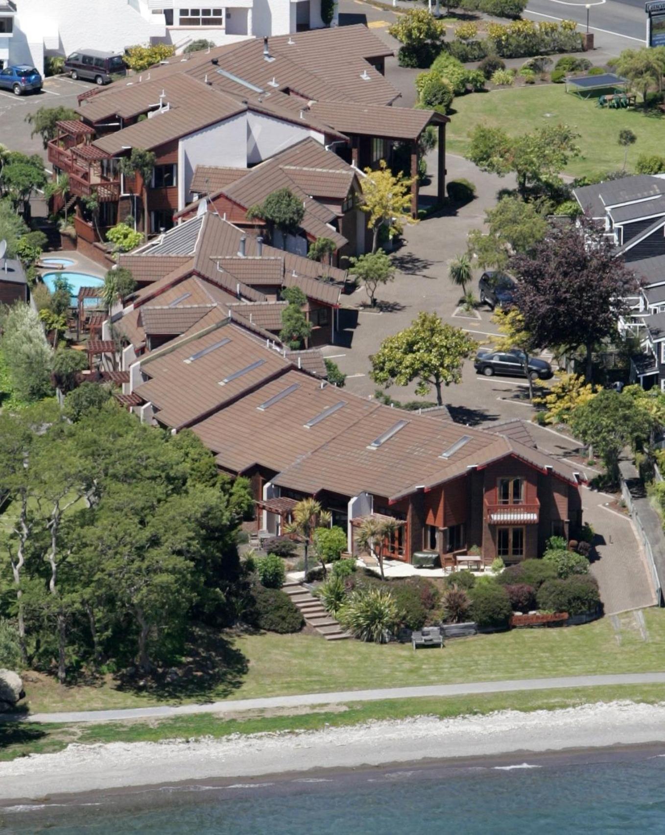 Cascades Lakefront Motel Taupo Luaran gambar The house from the air