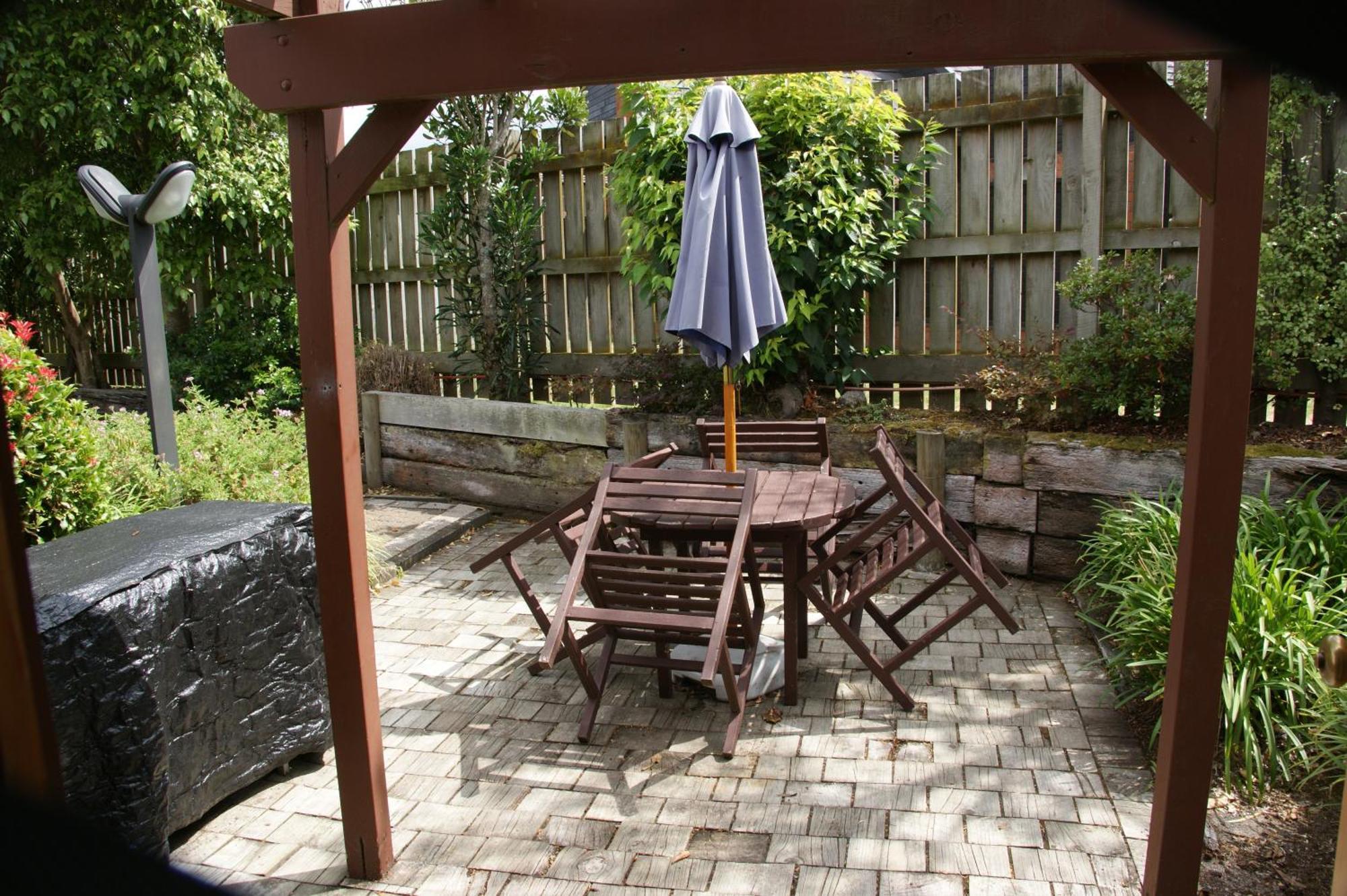 Cascades Lakefront Motel Taupo Bilik gambar A backyard patio