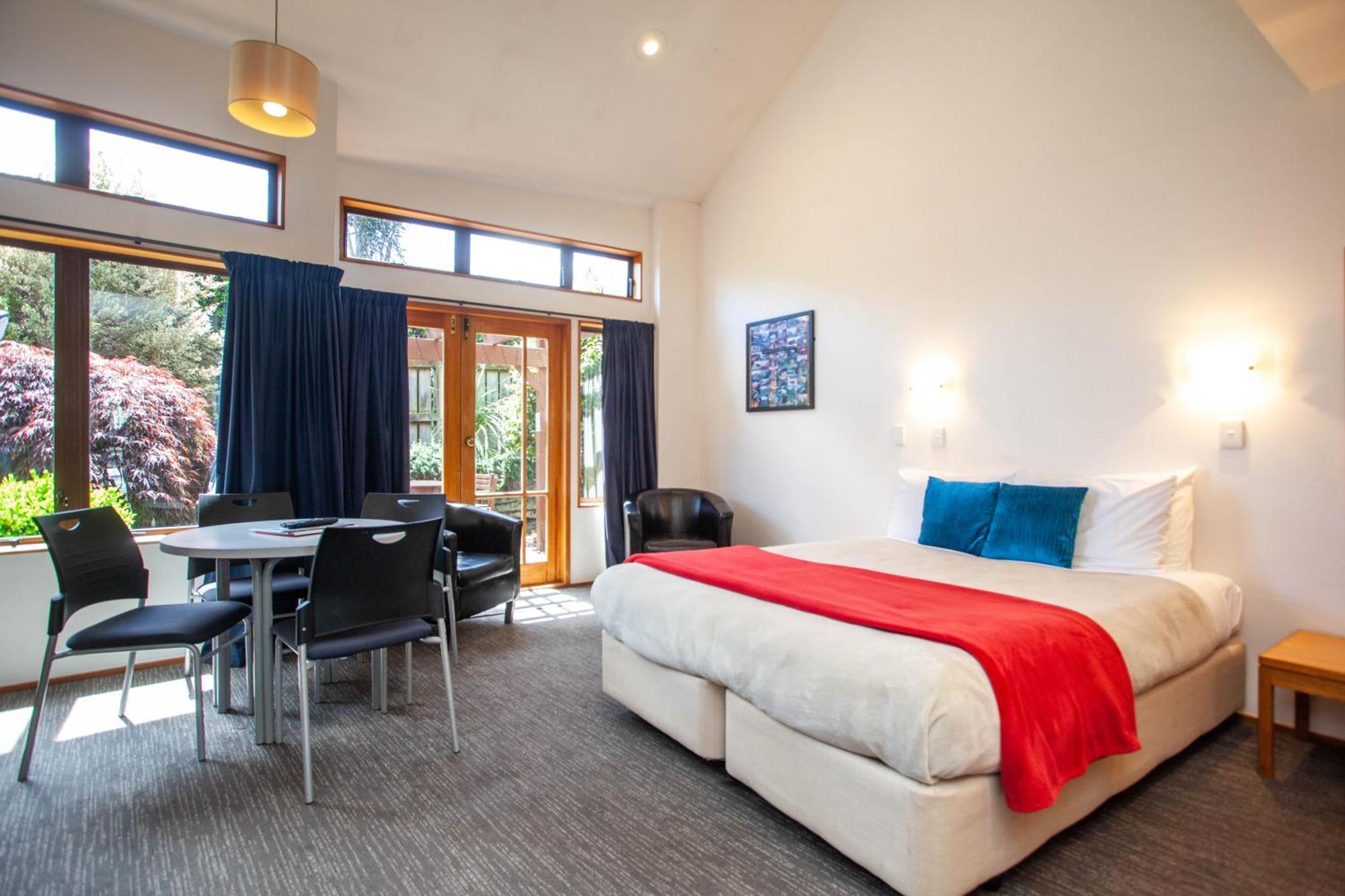 Cascades Lakefront Motel Taupo Bilik gambar A typical studio apartment