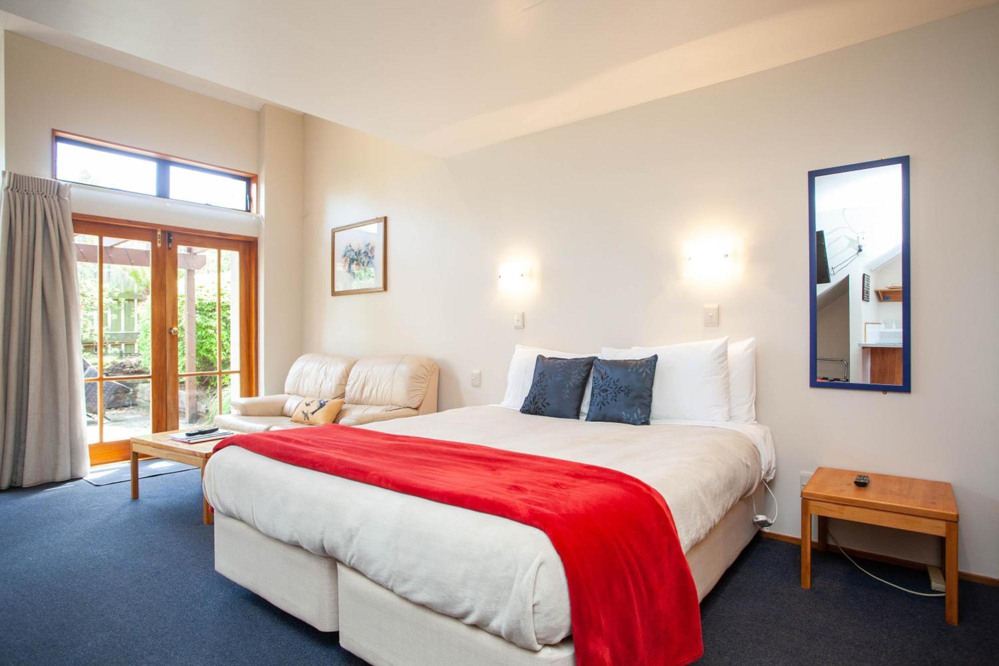 Cascades Lakefront Motel Taupo Bilik gambar A typical studio apartment