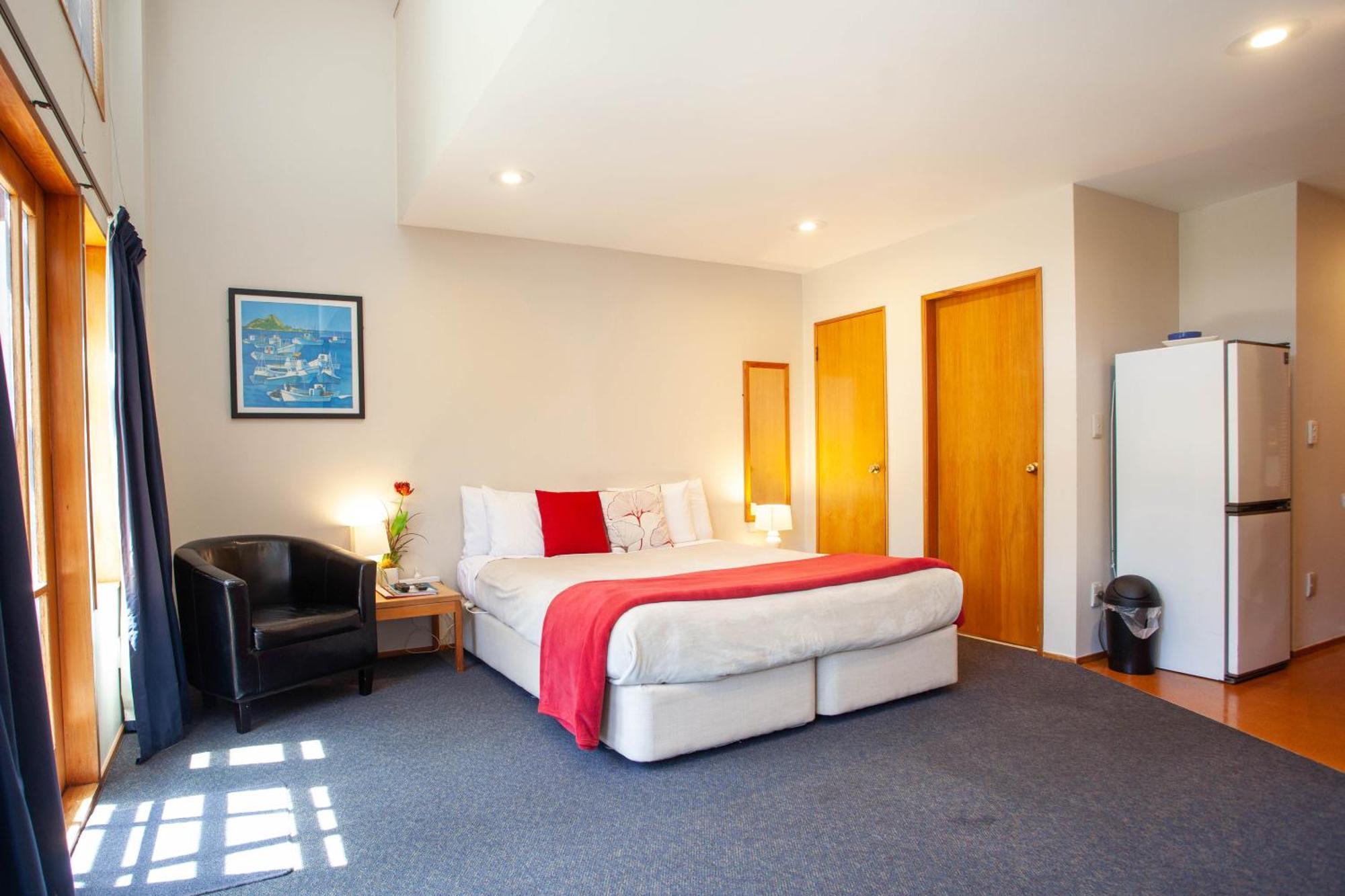 Cascades Lakefront Motel Taupo Bilik gambar A typical studio apartment