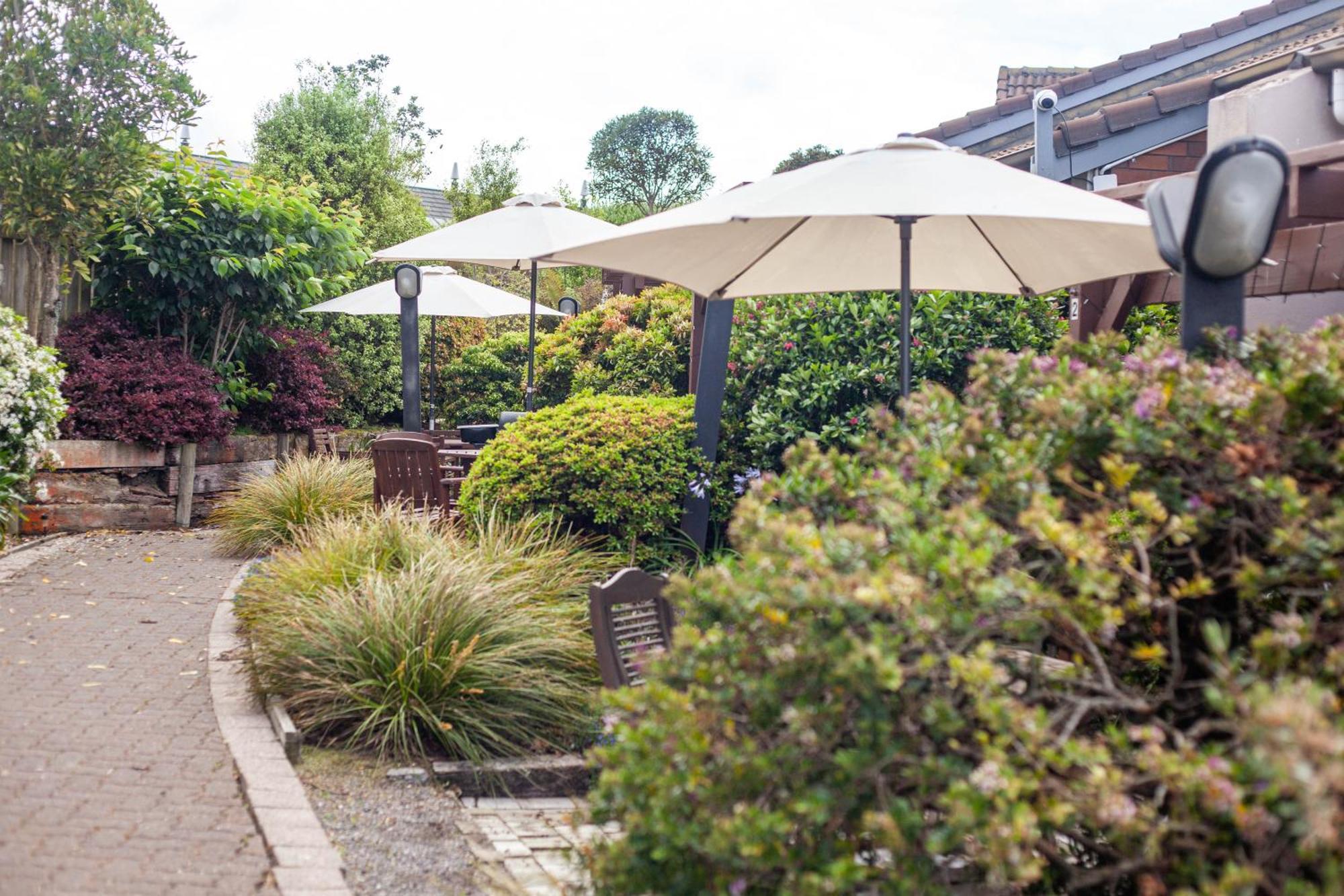 Cascades Lakefront Motel Taupo Bilik gambar The garden at The Old Red Lion