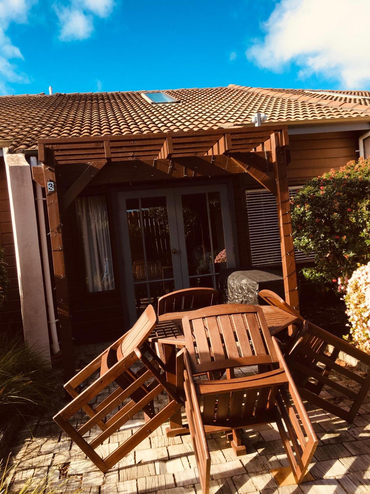 Cascades Lakefront Motel Taupo Luaran gambar A pergola in Germany