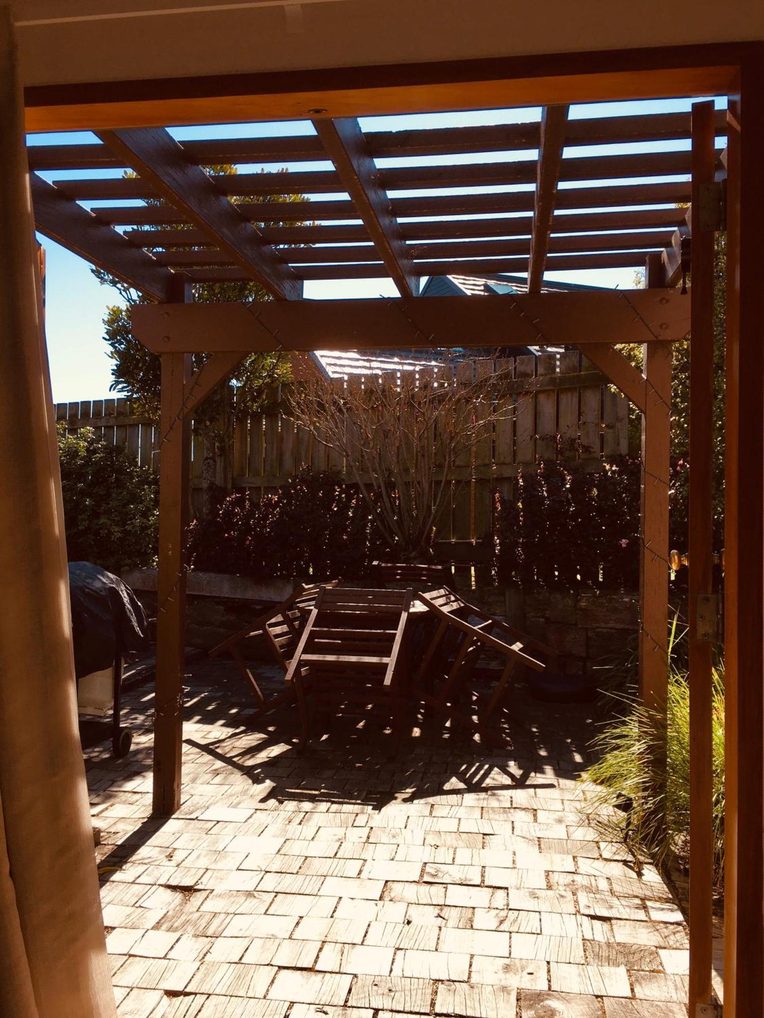 Cascades Lakefront Motel Taupo Luaran gambar Pergola in a backyard