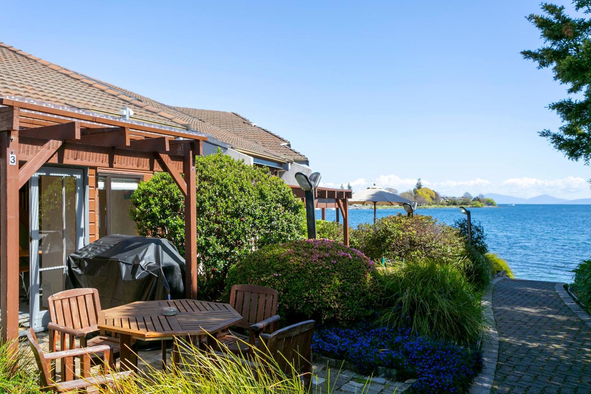 Cascades Lakefront Motel Taupo Luaran gambar A view of Lake Taupo from the resort