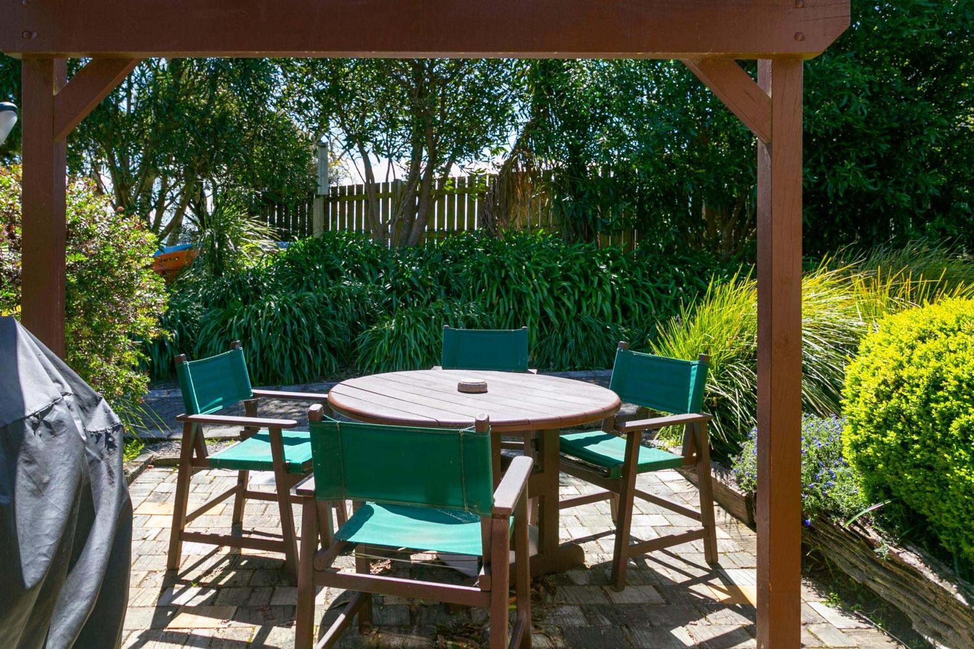 Cascades Lakefront Motel Taupo Luaran gambar A pergola in a garden