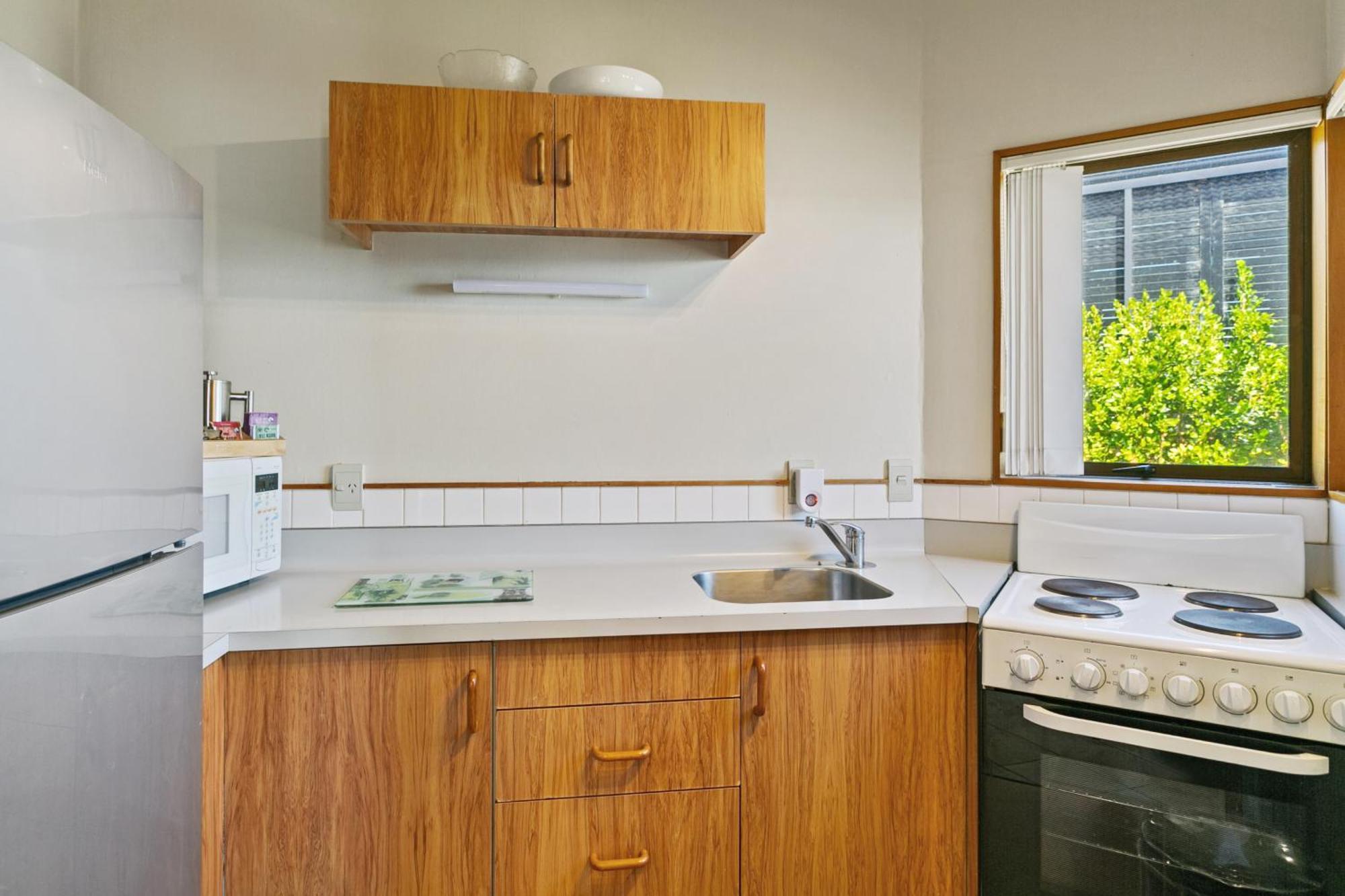 Cascades Lakefront Motel Taupo Luaran gambar A kitchen in a student flat