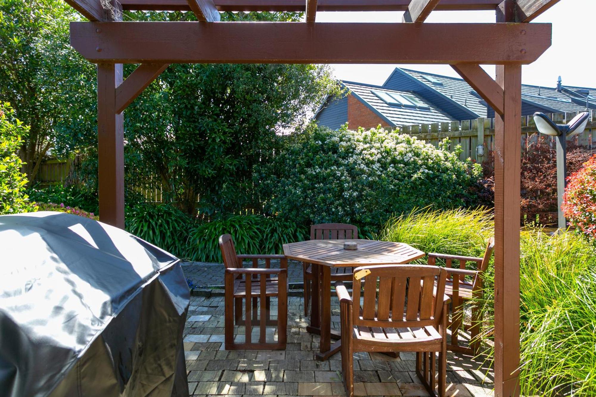 Cascades Lakefront Motel Taupo Luaran gambar A pergola in a backyard