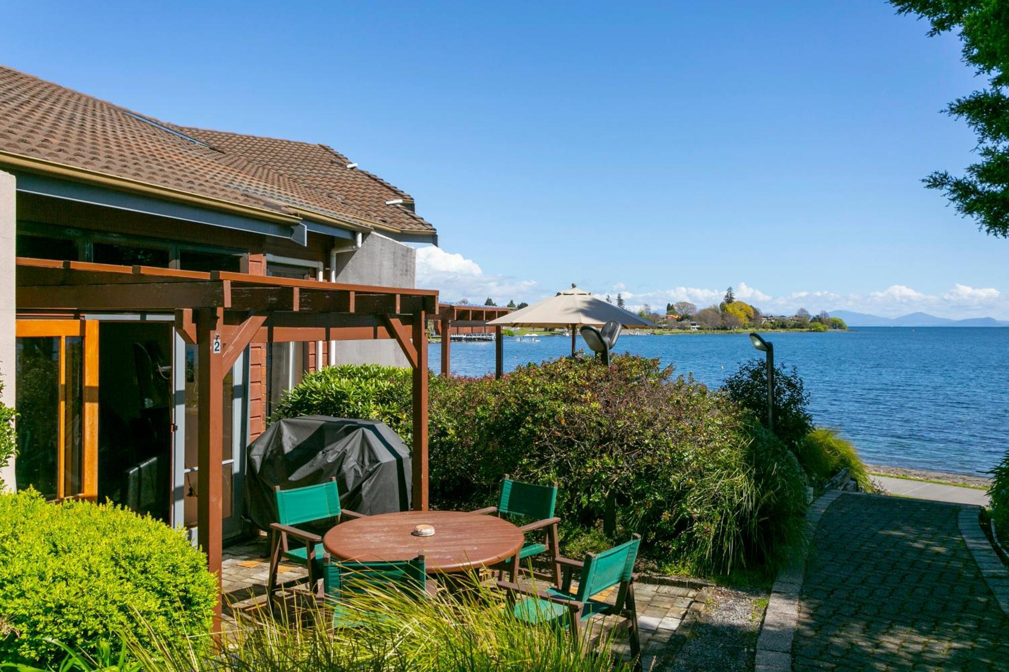 Cascades Lakefront Motel Taupo Luaran gambar A view of Lake Taupo from the hotel