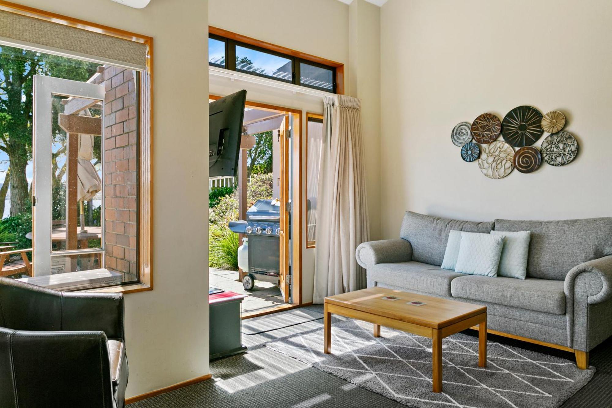 Cascades Lakefront Motel Taupo Luaran gambar A living room in a typical apartment at the hotel