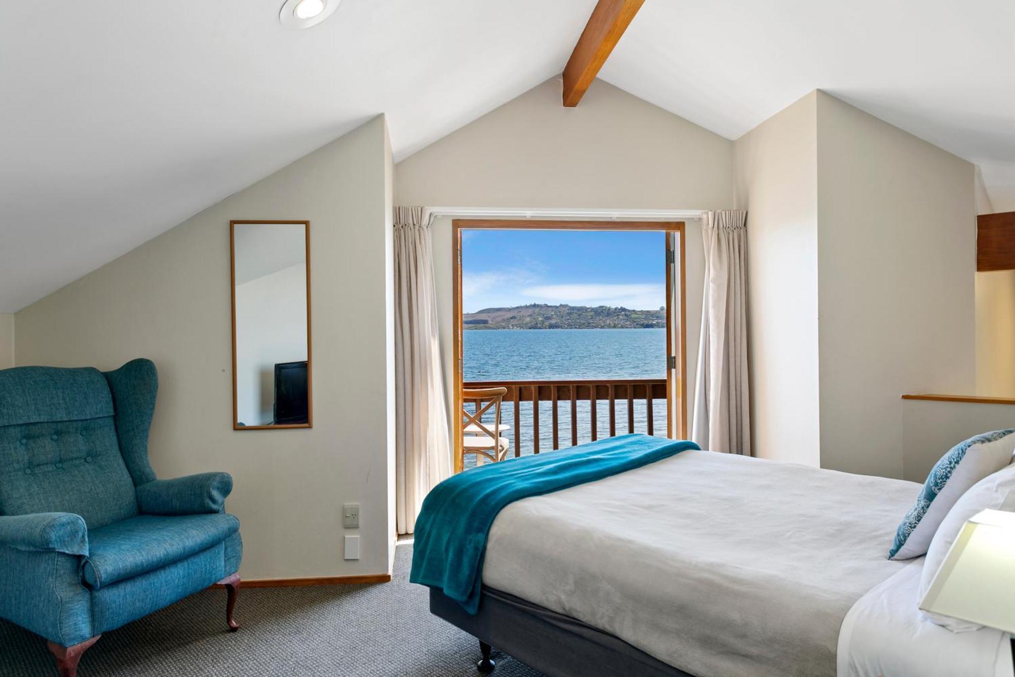 Cascades Lakefront Motel Taupo Luaran gambar A bedroom at the hotel