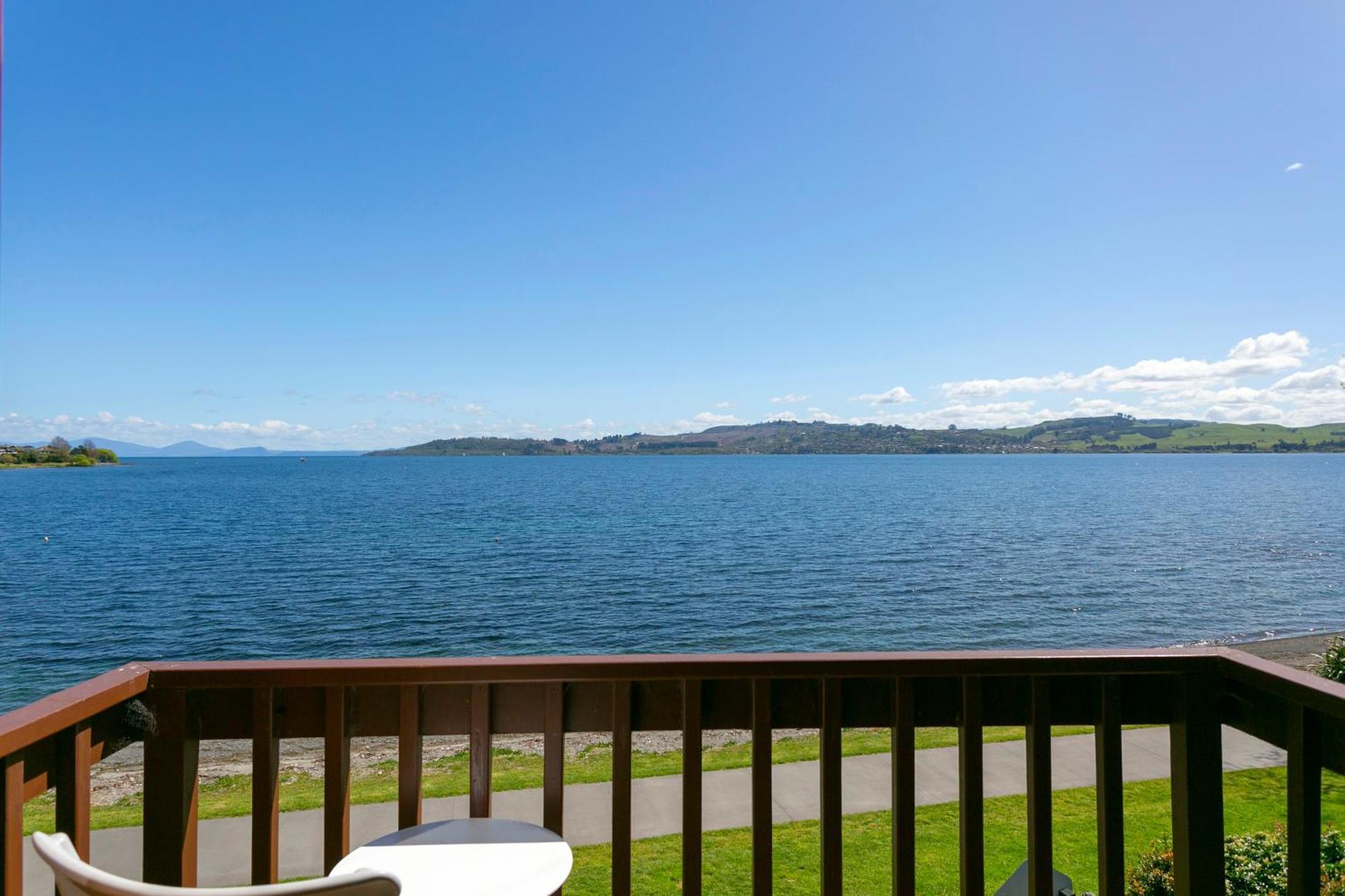 Cascades Lakefront Motel Taupo Luaran gambar View of the bay from the hotel