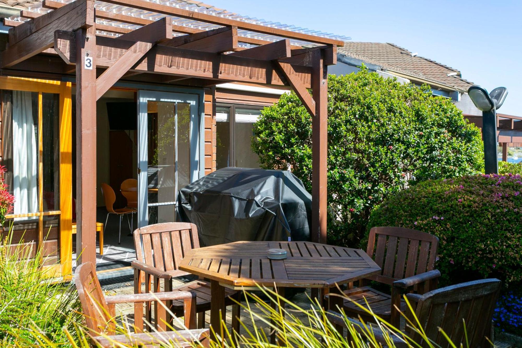 Cascades Lakefront Motel Taupo Luaran gambar A pergola in a garden