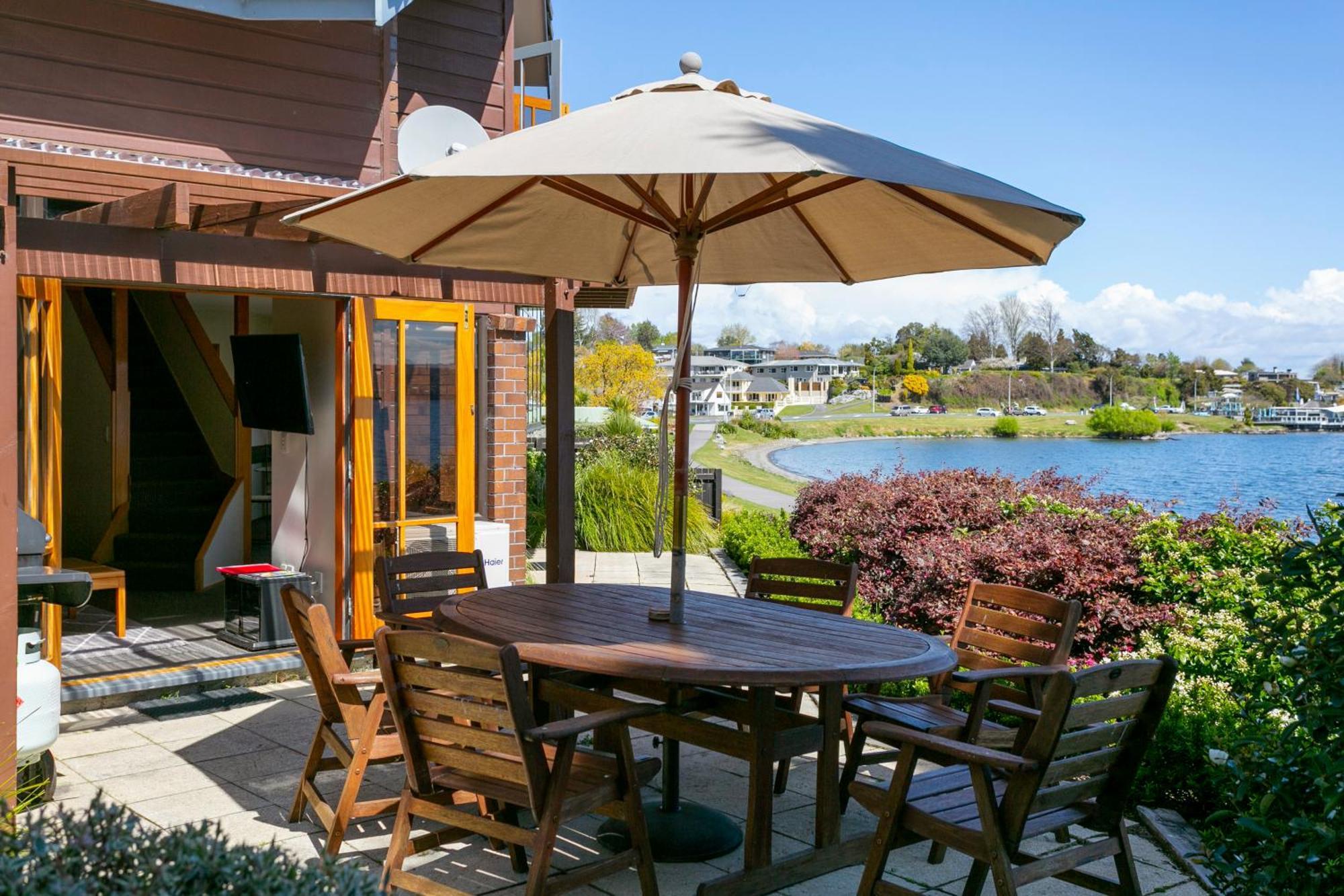 Cascades Lakefront Motel Taupo Luaran gambar A patio umbrella