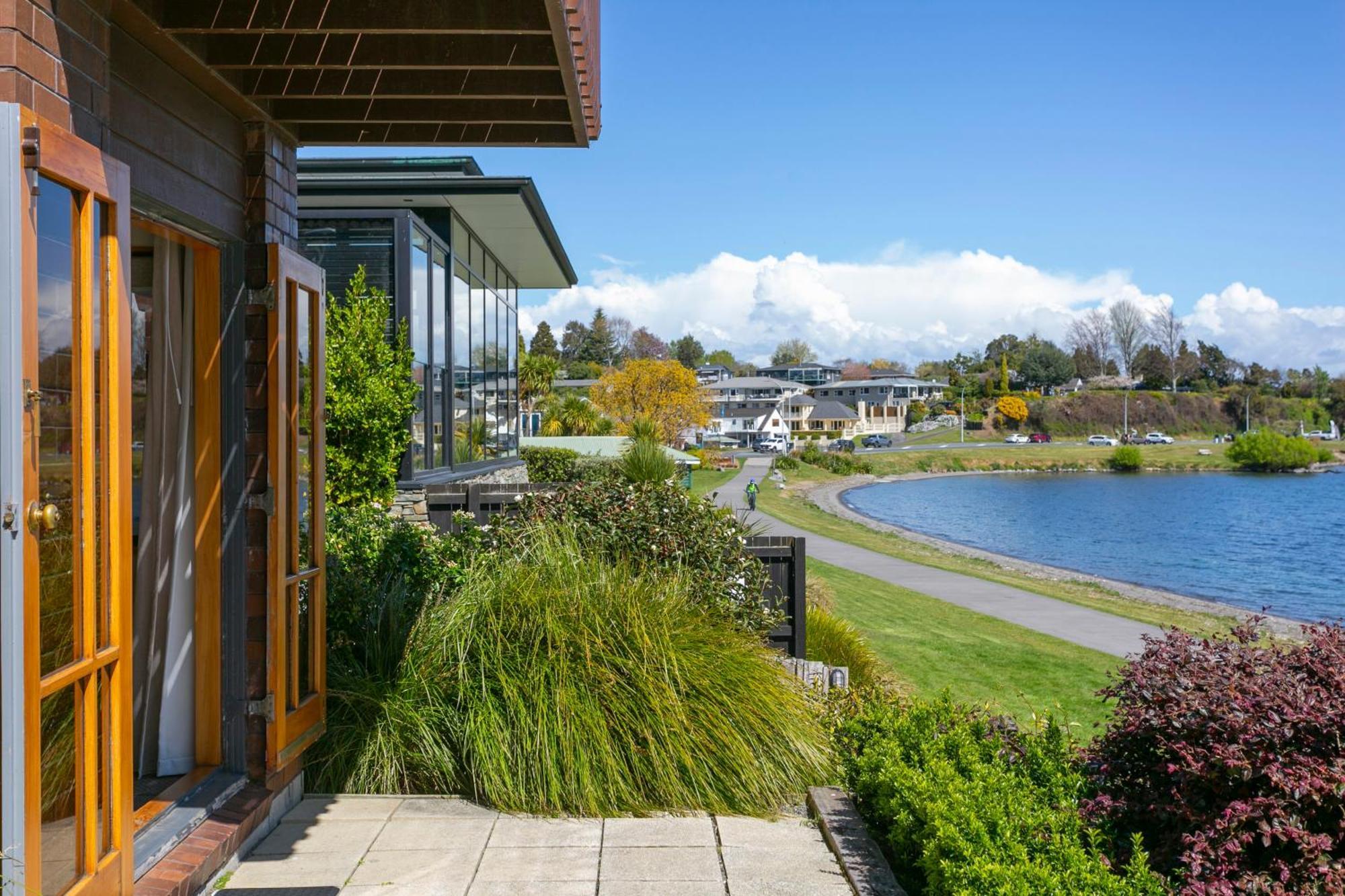 Cascades Lakefront Motel Taupo Luaran gambar View of the lake from the library