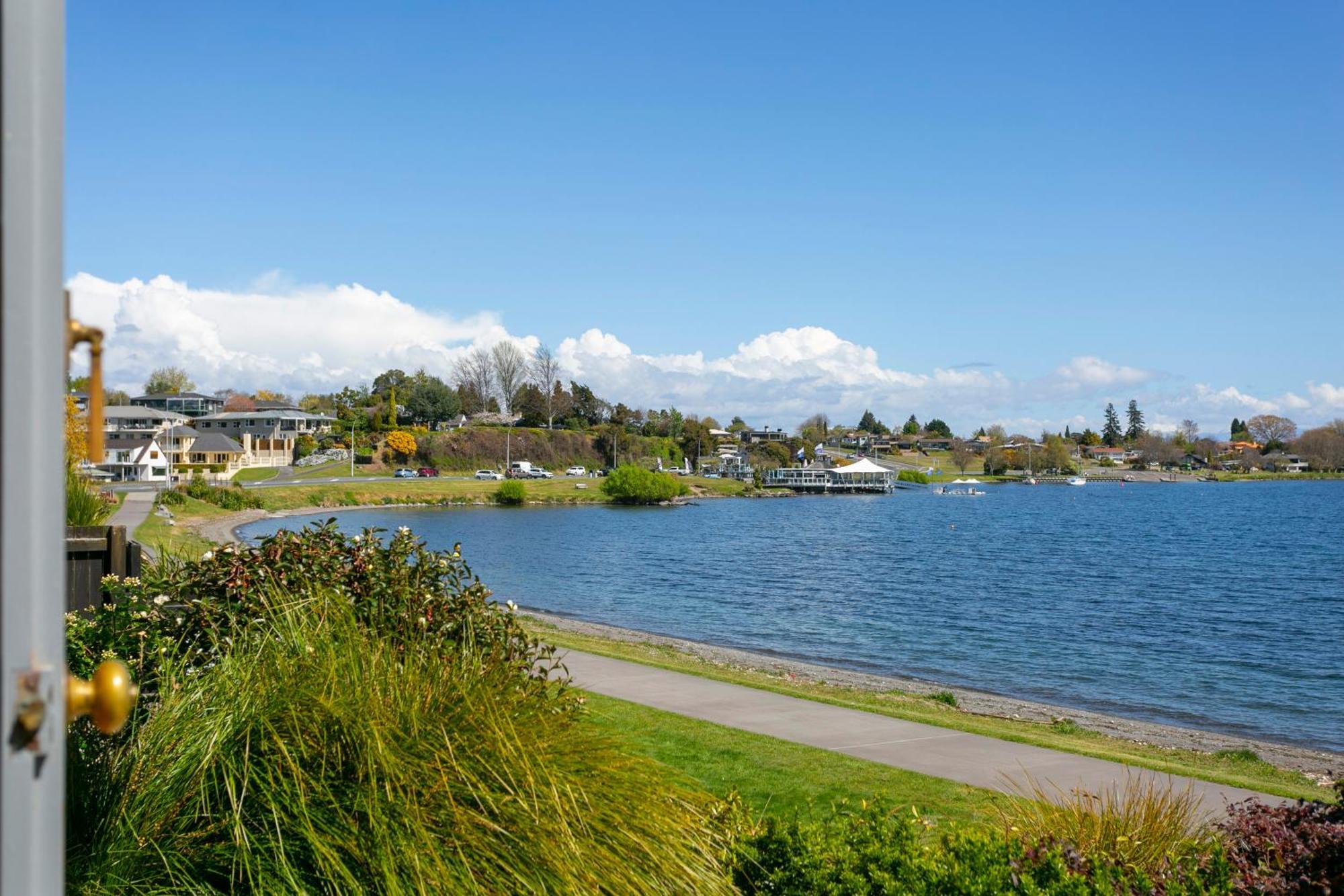 Cascades Lakefront Motel Taupo Luaran gambar View of Lake Stevens