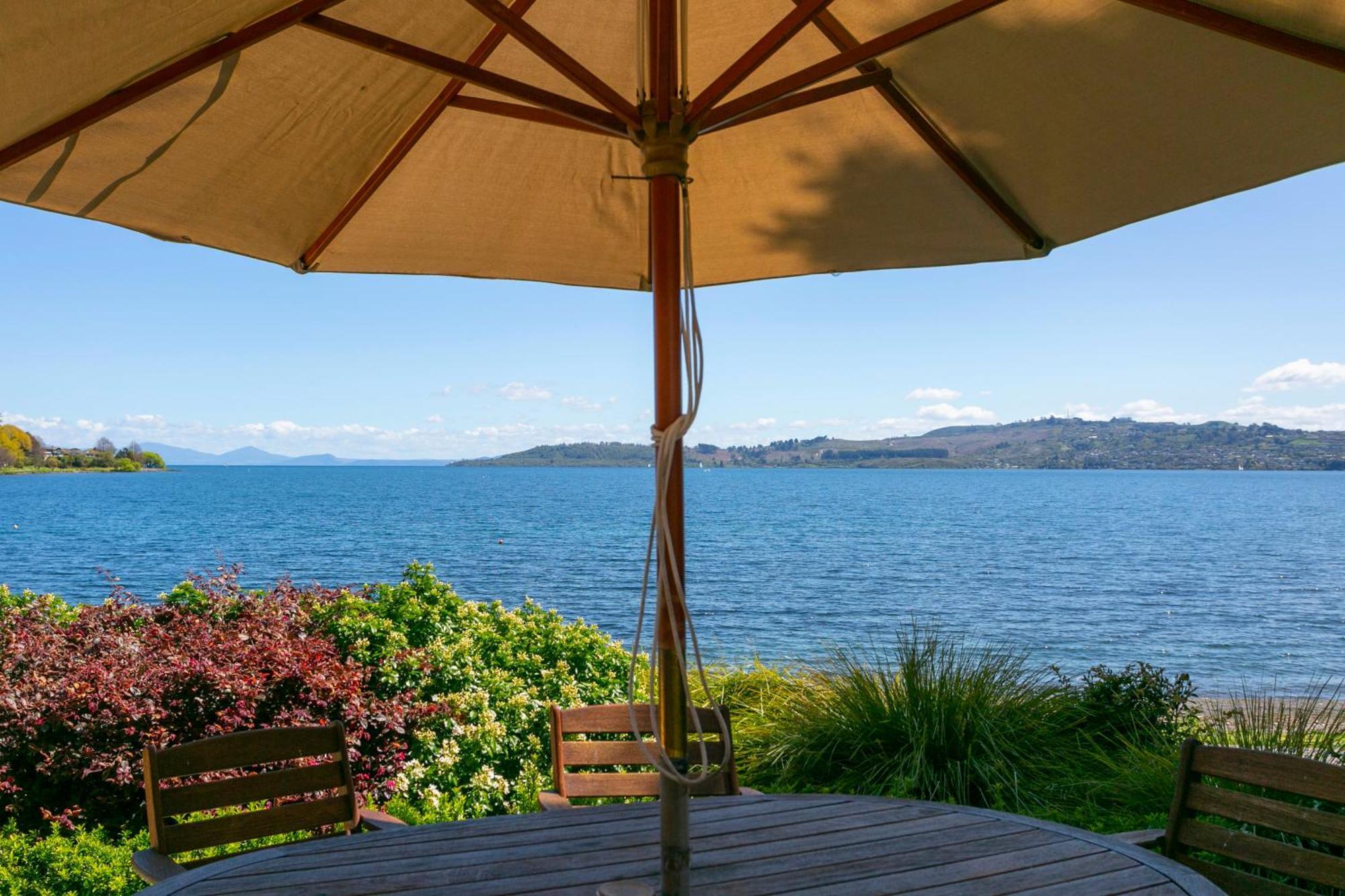 Cascades Lakefront Motel Taupo Luaran gambar View of the bay from the town