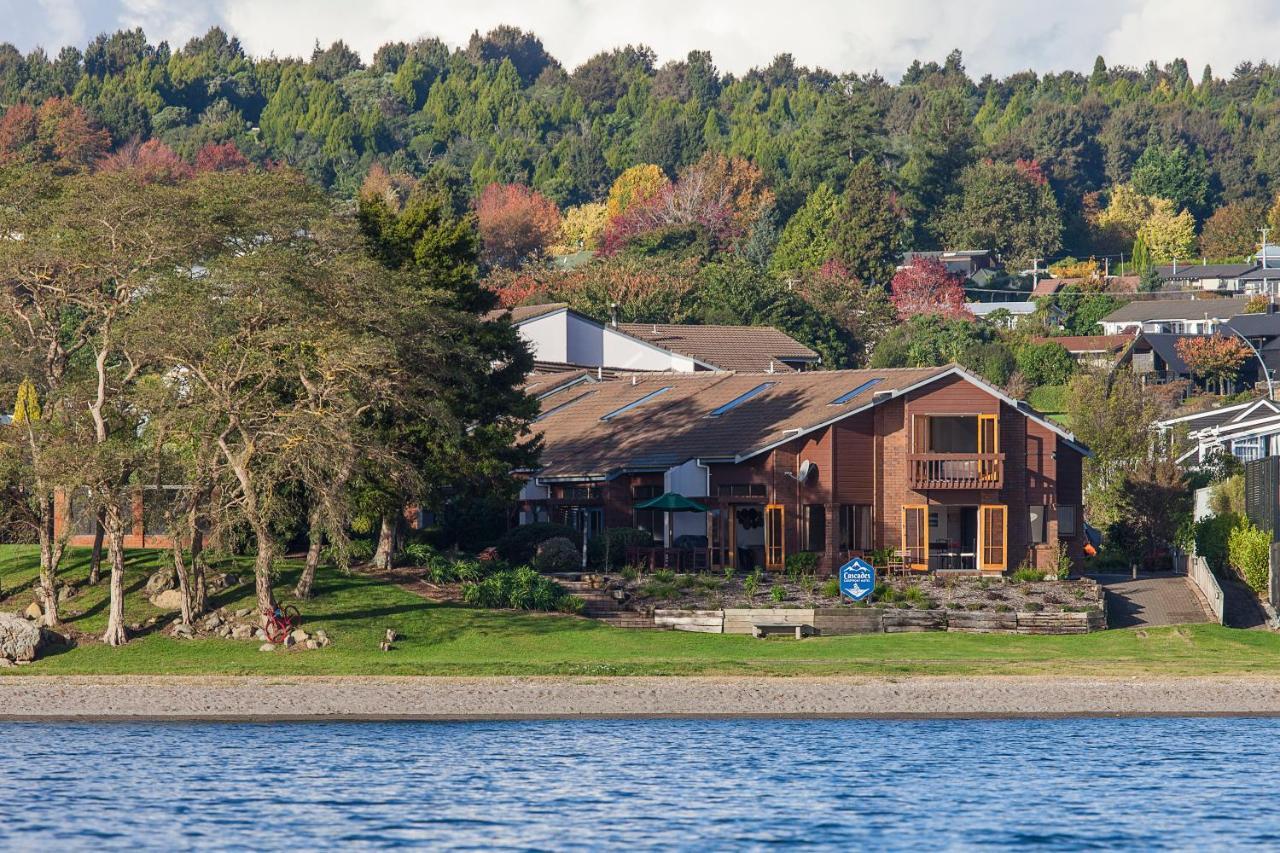 Cascades Lakefront Motel Taupo Luaran gambar Residential neighborhood on the shore of Lake Stevens